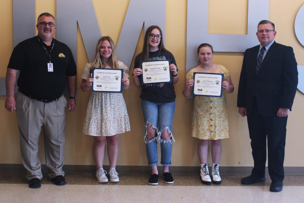 Pictured from left: JM Assistant Principal Geno Polsinelli, Peyton Jones, Makinley Weekly, Libby Wojtaszek and K of C Council 1907 Grand Knight Lou Richmond.